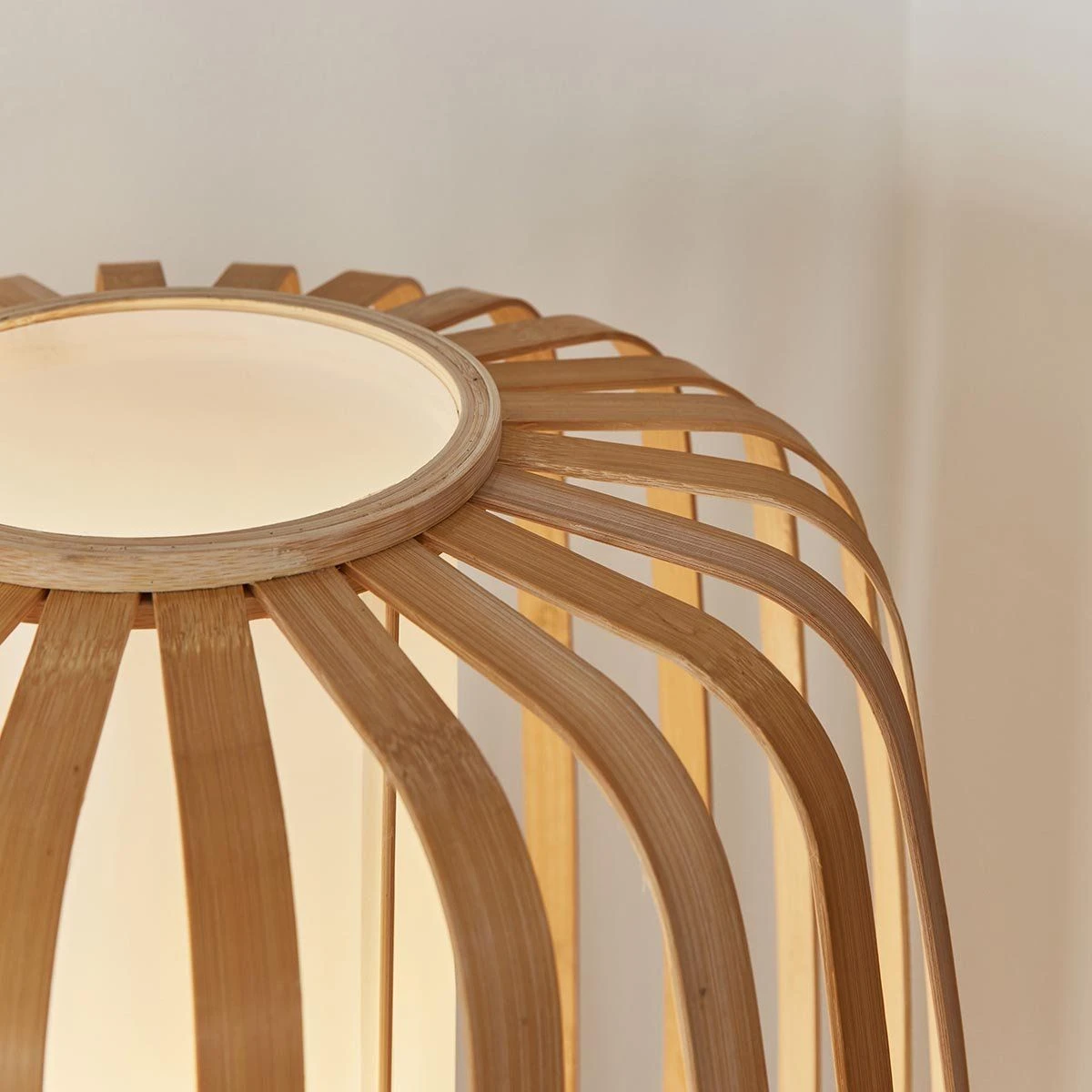 Lampadaire BAND En Bambou Naturel Et Tissu Blanc 6 Lampadaire BAND En Bambou Naturel Et Tissu Blanc – Image 6