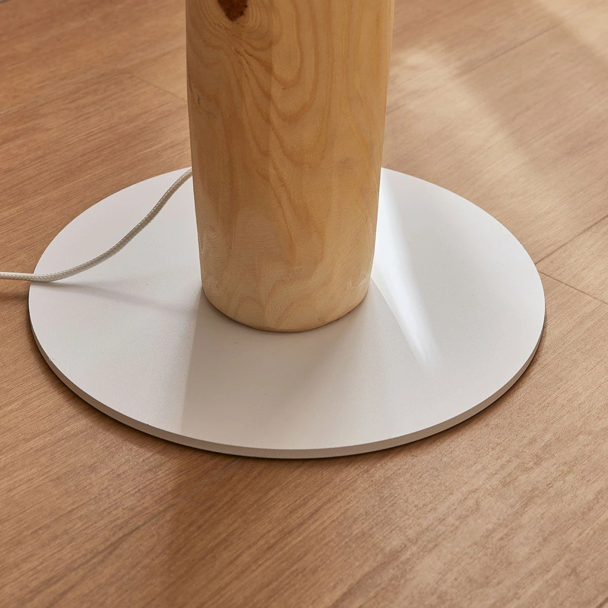 Lampadaire BOUCLE En Bois De Chêne Et Tissu Blanc 7 Lampadaire BOUCLE En Bois De Chêne Et Tissu Blanc – Image 7