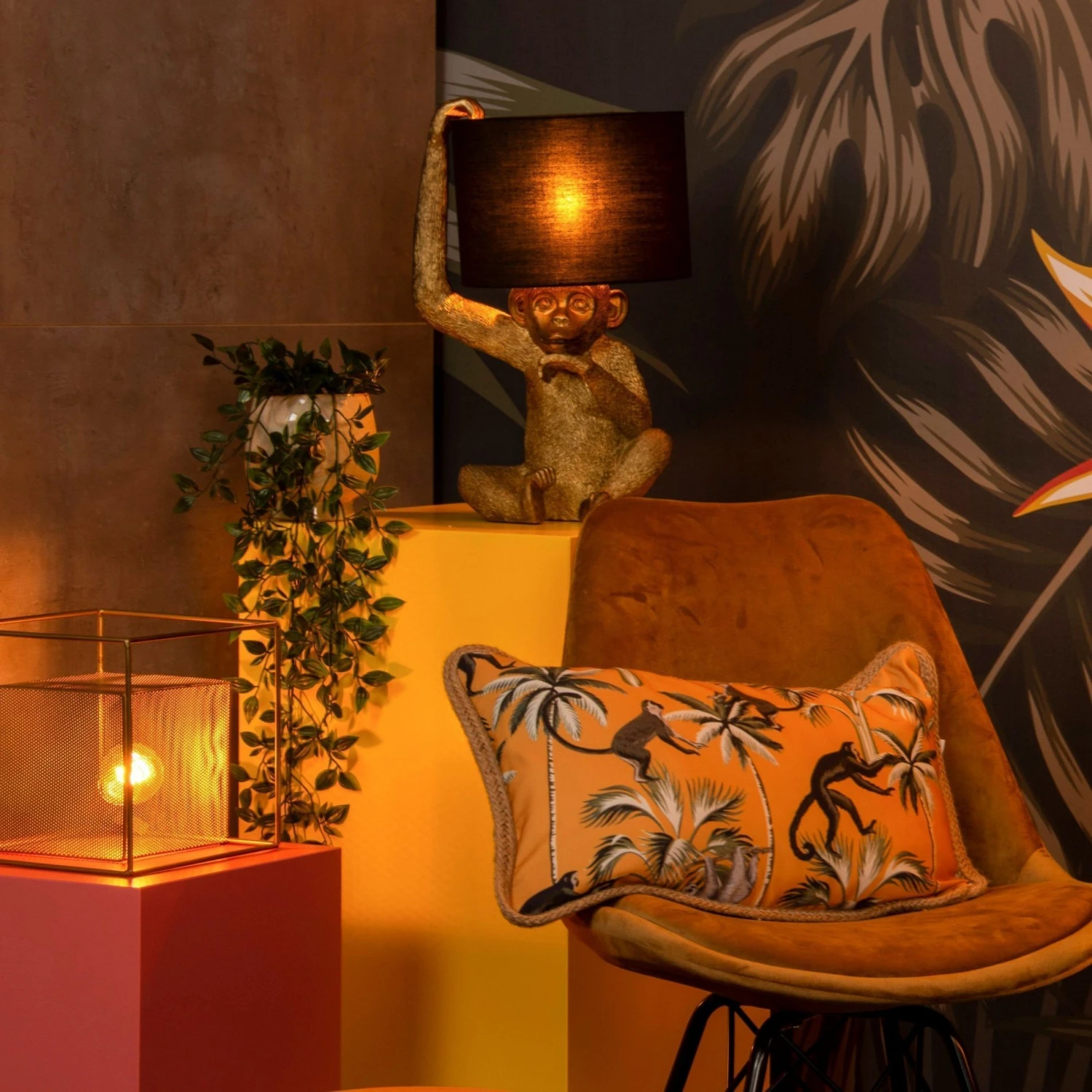 Lampe à Poser CHIMP En PVC Doré Avec Abat-jour En Tissu Noir 7 Lampe à Poser CHIMP En PVC Doré Avec Abat-jour En Tissu Noir – Image 7