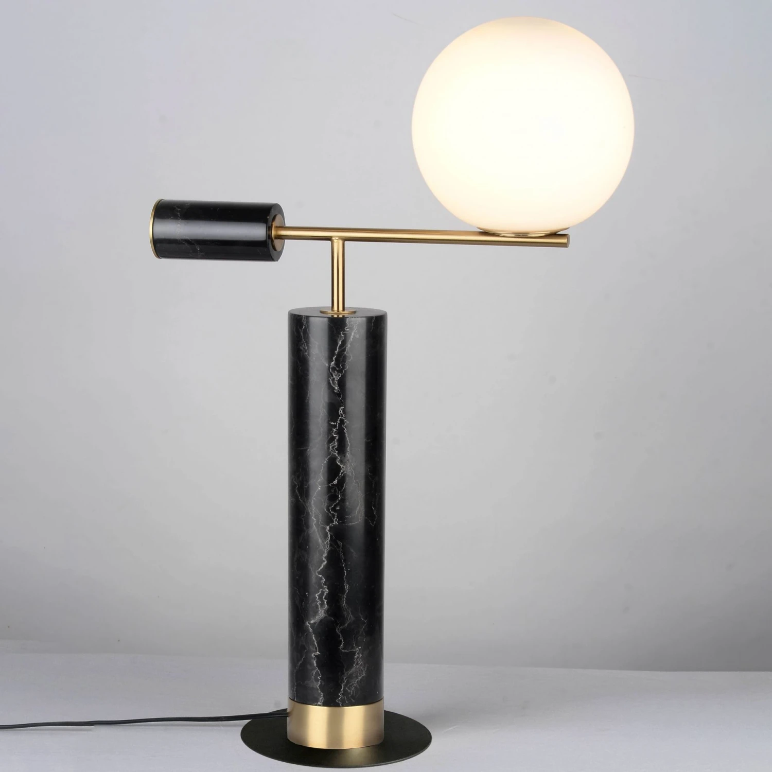 Lampe à Poser LEXY (H60cm) En Marbre Noir, Métal Laiton Et Verre Opale Blanc 3 Lampe à Poser LEXY (H60cm) En Marbre Noir, Métal Laiton Et Verre Opale Blanc – Image 3