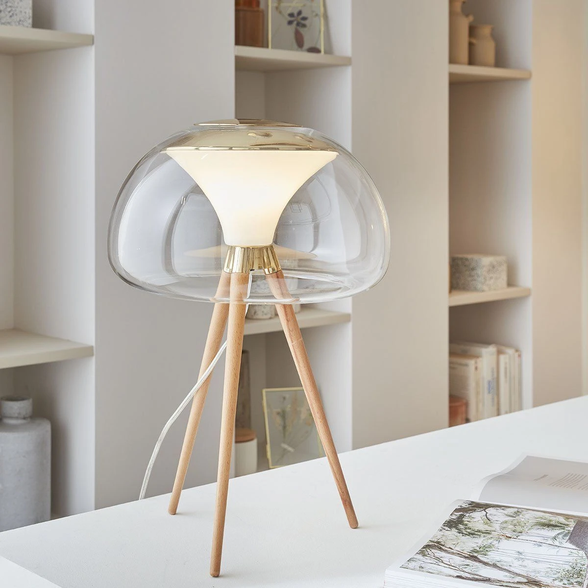 Lampe à Poser WALLY En Bois Naturel Et Verre Transparent 2 Lampe à Poser WALLY En Bois Naturel Et Verre Transparent – Image 2