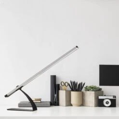 Lampe De Bureau LED HELM En Plastique Et Aluminium Blanc